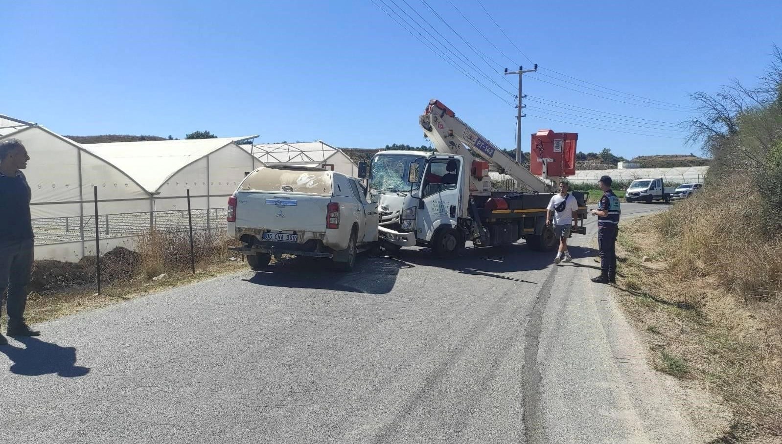 antalyada kamyonla otomobil kafa kafaya carpisti 3 yarali RZPH2wOp