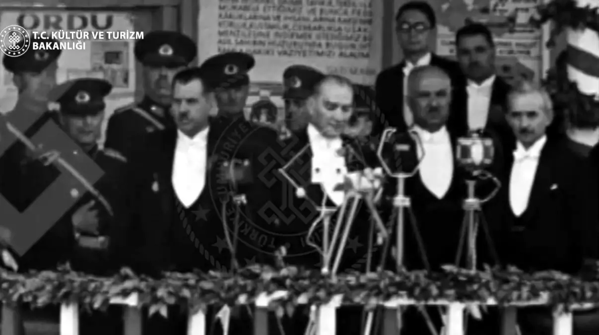 cumhuriyet bayrami 10uncu yil nutku ile kutlandi gavgqKUv.jpg