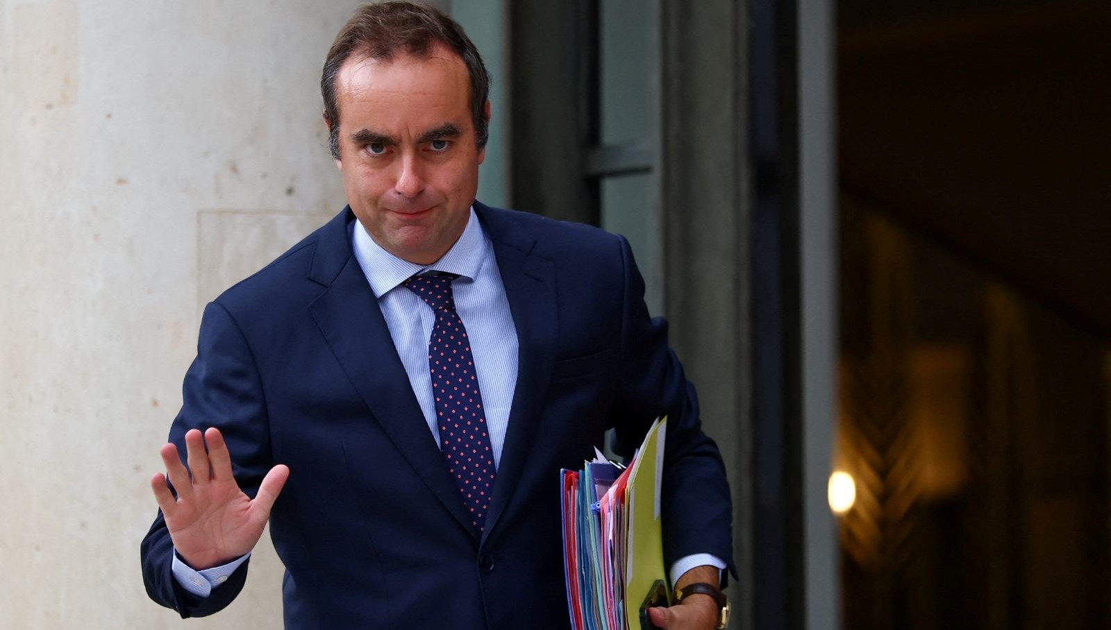 istifa etmisti macron lecornuyu yeniden basbakanliga atadi ylF5NIH9