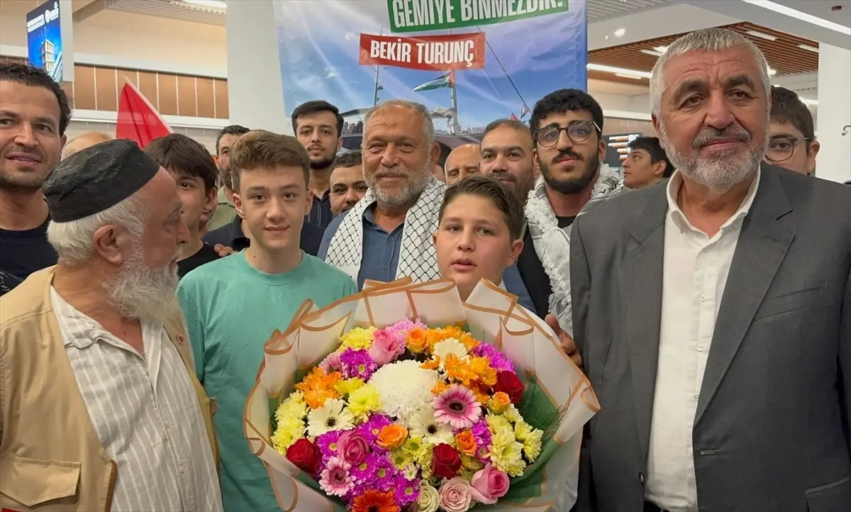 mersinde ciceklerle karsilanan aktivist bekir turunc israil saldirisini anlatti nb2yLEyv