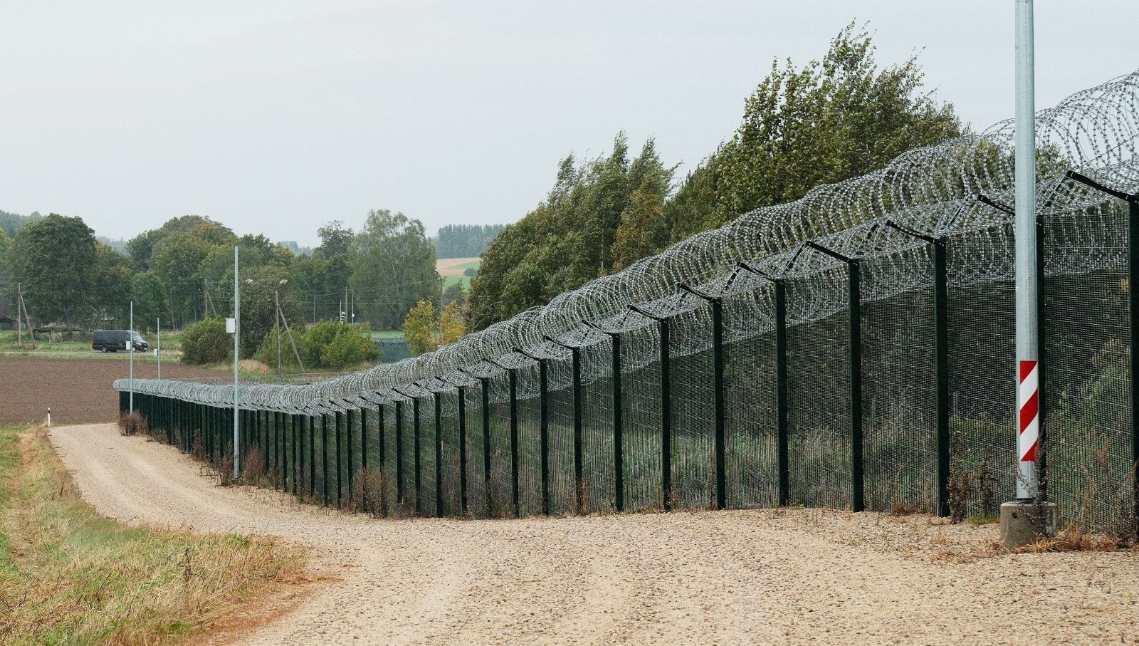 sinirda silahli rus askerleri goruldu estonya yolu kapatti dGRUrVzR.jpg