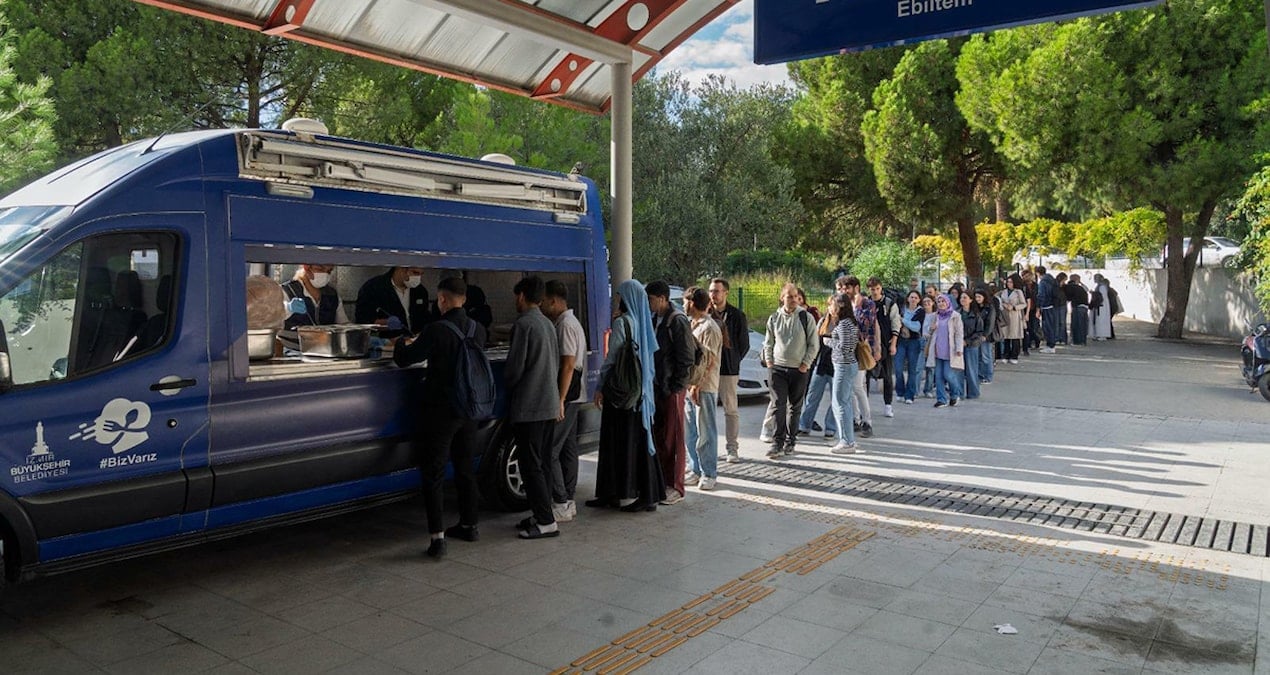 universiteliler ucretsiz yemek kuyrugunda jLD32DVN.jpg