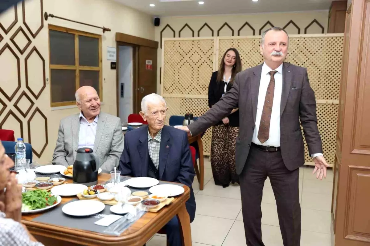 yunusemre belediyesinden anlamli yaslilar gunu etkinligi yiV6lrtg