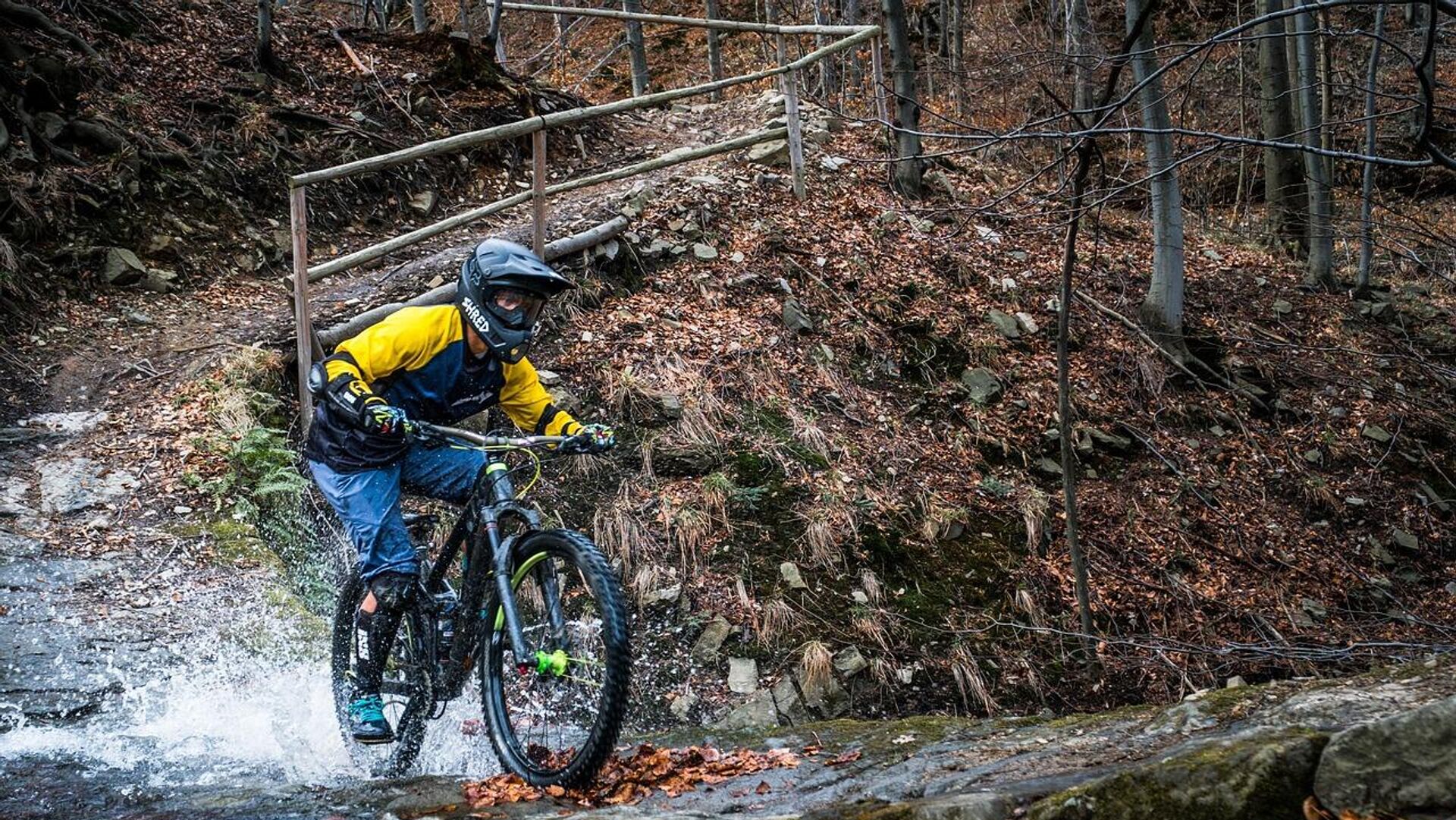 fransada 77 yasindaki bisikletci ucurumdan dustu uc gun sarapla hayatta kaldi TKWuxruX.jpg