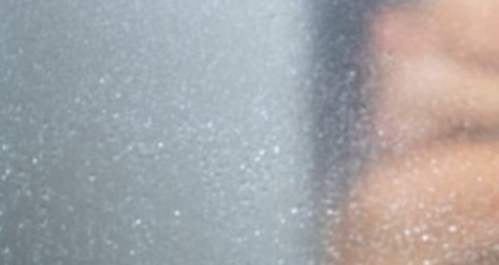 bir-sehir-bu-sapigi-konusuyor-duvarini-deldi-kamerayla-dus-alan-kadinlari-izledi-U4FWZjPn