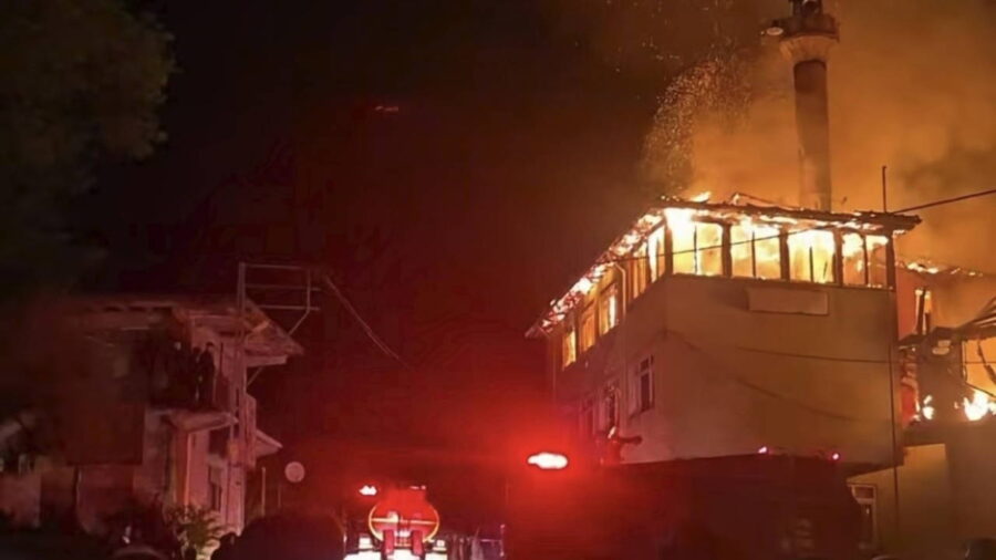Bartın’da Çıkan Yangın, Köy Konağı ve Camiye Sıçradı