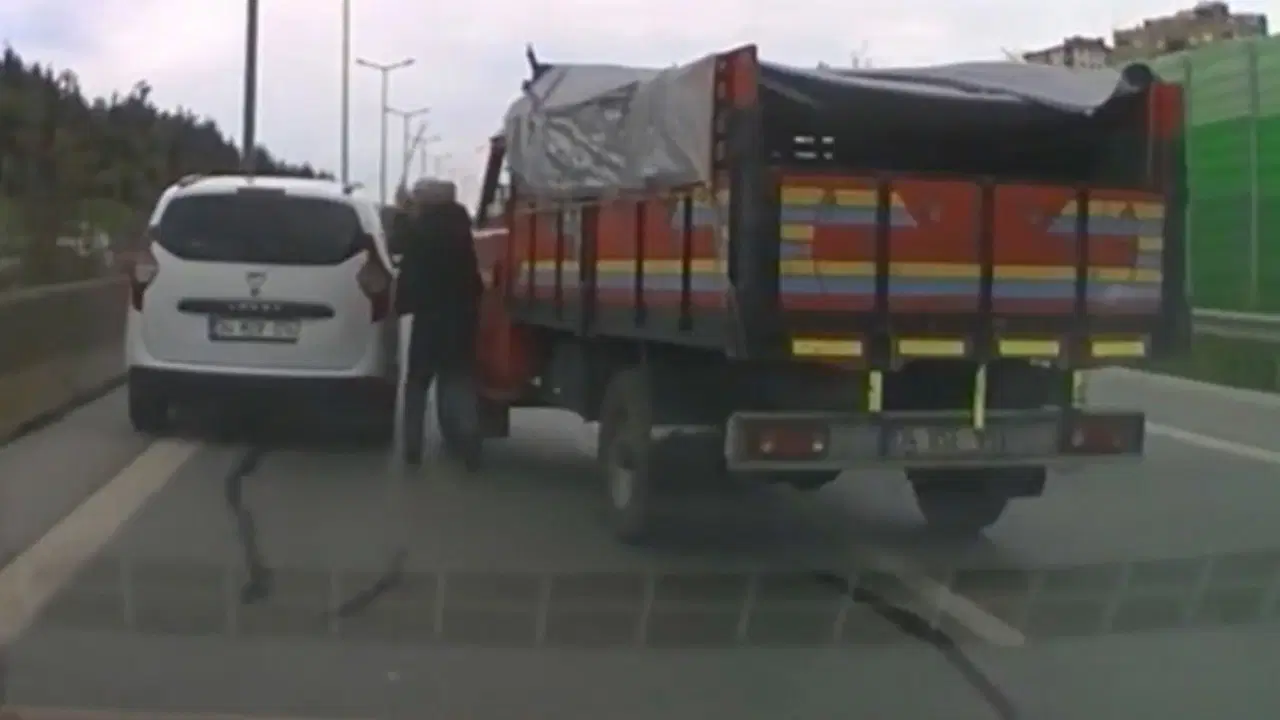 kartalda-trafikte-tartistigi-surucunun-aracina-saldiran-kamyon-soforune-180-bin-lira-ceza-7NzAEDu2