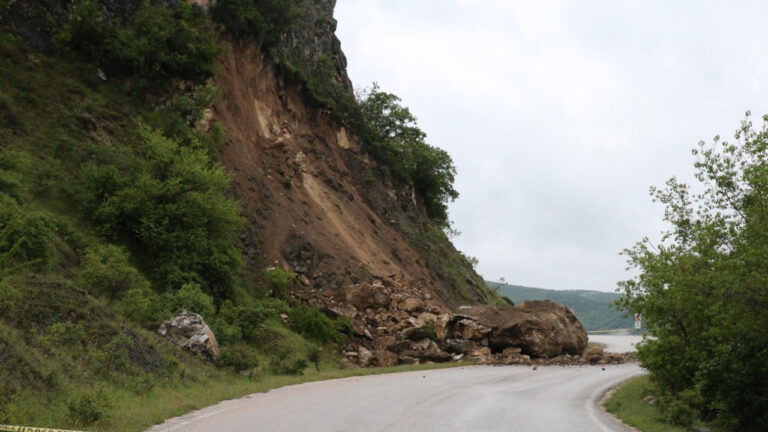 tokatta-heyelan-alarmi-kara-yolu-ulasima-kapandi-mTKdyGKz
