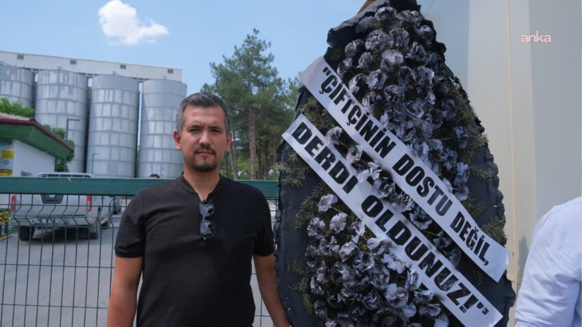 TMO önünde siyah çelenkli protesto: ‘Çiftçinin dostu değil, derdi oldunuz!’